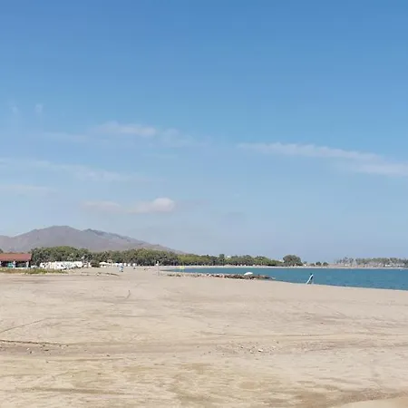 Paraiso Beachfront Apartments: Rooftop Pool & Wi-fi * Vera