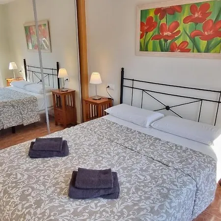 Paraiso Beachfront Apartments: Rooftop Pool & Wi-fi