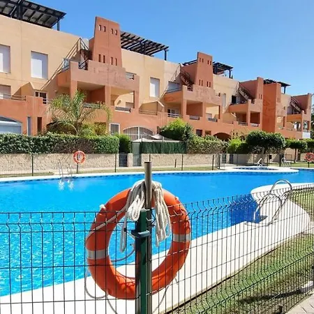 Paraiso Beachfront Apartments: Rooftop Pool & Wi-fi
