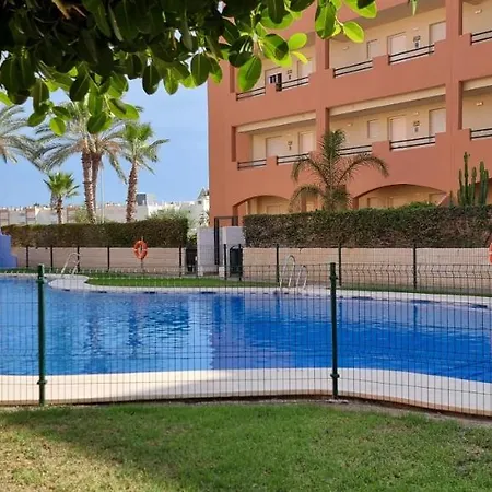 Paraiso Beachfront Apartments: Rooftop Pool & Wi-fi Apartment
